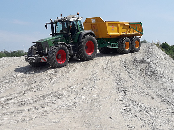Grondtransport op een projectlocatie